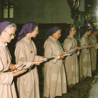 Am 22. August 1998 legten die ersten sechs Schwestern
in der Wallfahrtskirche Hergiswald ihre ewigen Gelübde ab.